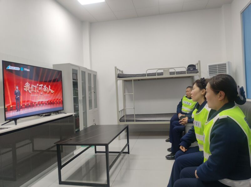 2025.03.05  郑漯分公司漯河南收费站组织人员观看发布活动直播.jpg.jpg