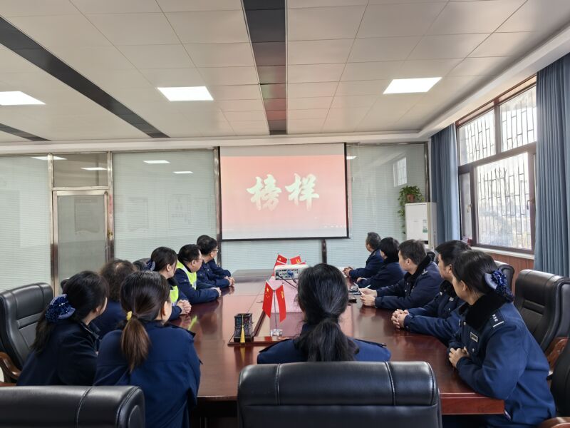 2025.01.18  郑漯分公司临颍收费站组织党员干部职工观看主题节目回放.jpg