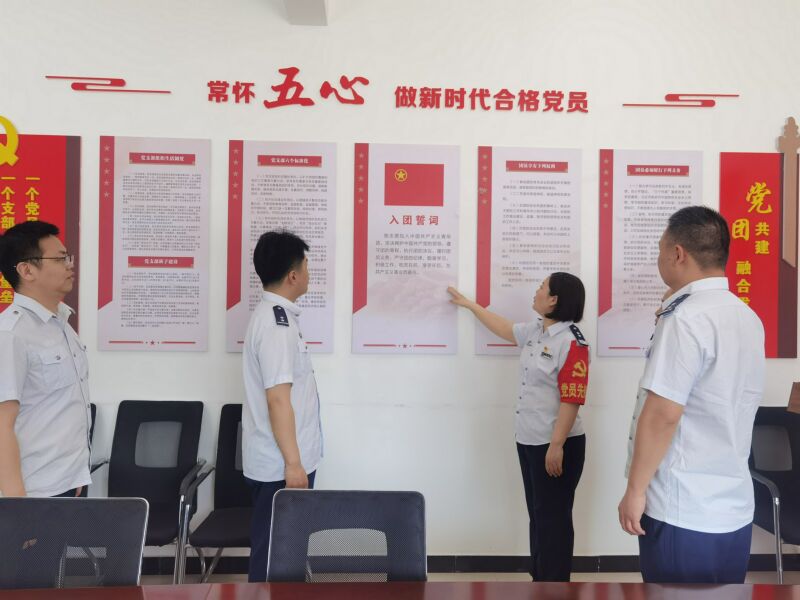 01  2025.05.02  郑漯分公司双鹤湖收费站党支部书记带领团员青年学习共青团相关知识.jpg