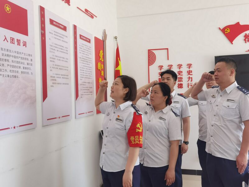 01  2025.05.02  郑漯分公司双鹤湖收费站党支部书记带领团员青年重温入团誓词.jpg