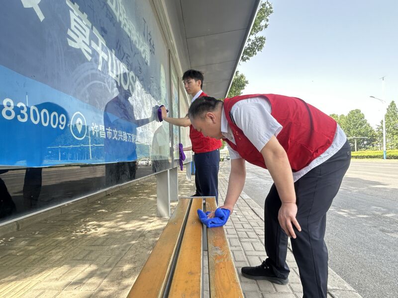 04  2025.05.02，郑漯分公司许昌北收费站开展“公交站牌换新颜专项清洁”志愿服务活动.jpg