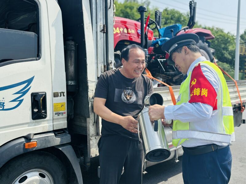 许昌东区收费站给司机提供饮水.jpg