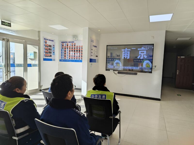 1765701010805.jpg 03 郑漯分公司双鹤湖收费站组织党员干部群众收看“国家公祭日”直播.jpg