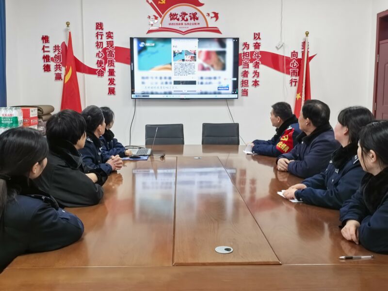 2026.01.29，郑漯分公司漯河收费站在学习王妙丽先进事迹会上，党员干部职工观看相关事迹报道视频.jpg