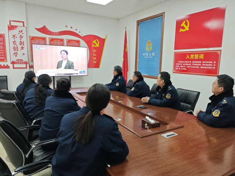 2026.01.29，郑漯分公司漯河路产管理大队在学习王妙丽先进事迹会上，党员干部职工观看相关视频.jpg
