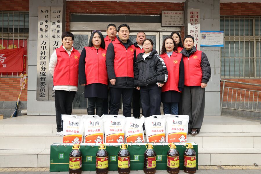 2026.02.10，郑漯分公司党委副书记齐军峰带领志愿者们与社区工作人员合影.jpg
