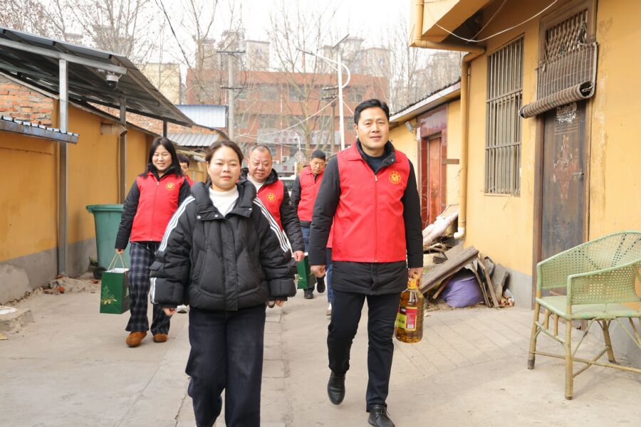 2026.02.10，在党委副书记齐军峰带领下，郑漯分公司志愿者们走访慰问困难群众.jpg