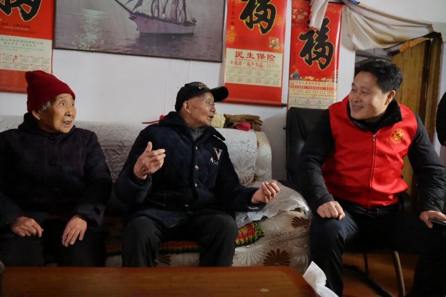 2026.02.10，郑漯分公司党委副书记齐军峰详细了解社区老党员张书贵家庭情况.jpg