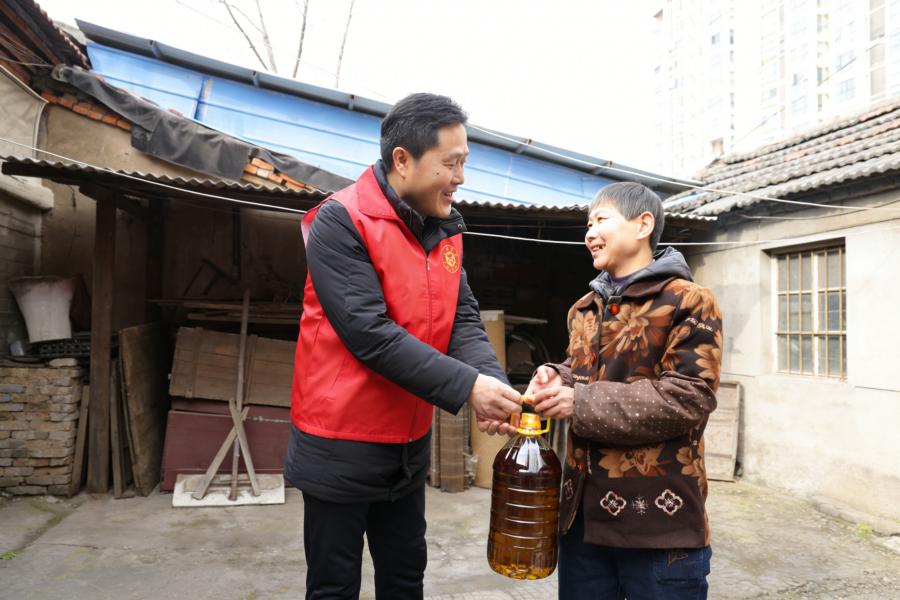 2026.02.10，郑漯分公司党委副书记齐军峰为困难群众陈军红赠送慰问品.jpg