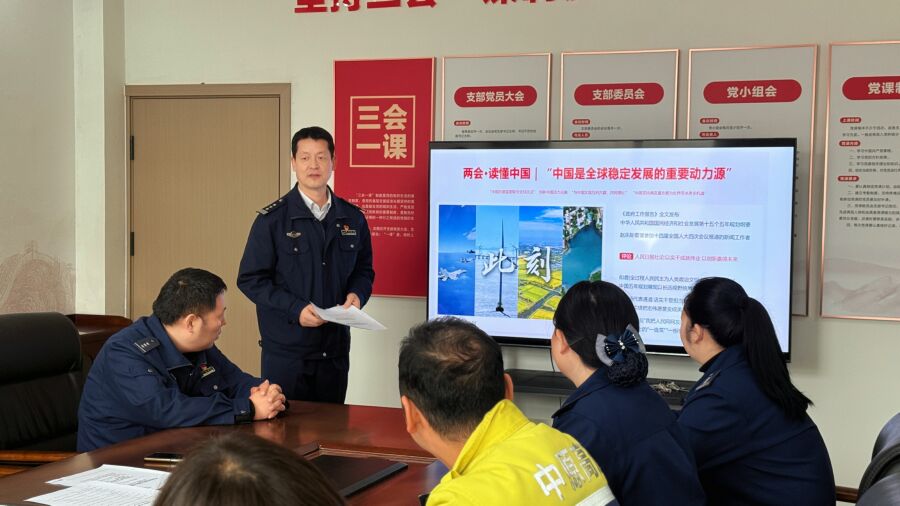 02  许昌收费站党支部书记带领党员干部职工研学“政府工作报告”.jpg