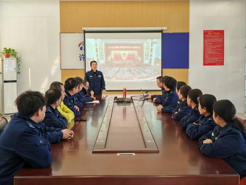 05  许昌东区收费站党支部组织收看全国两会直播.jpg