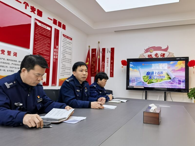 04  许昌北收费站党支部副书记领学两会精神.jpg