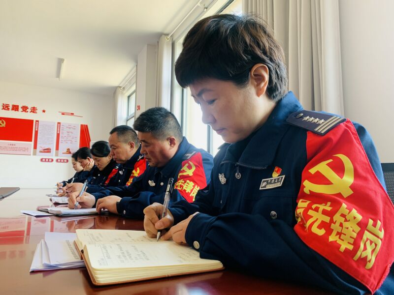 03 航空港区收费站党支部党员认真记录两会精神.jpg