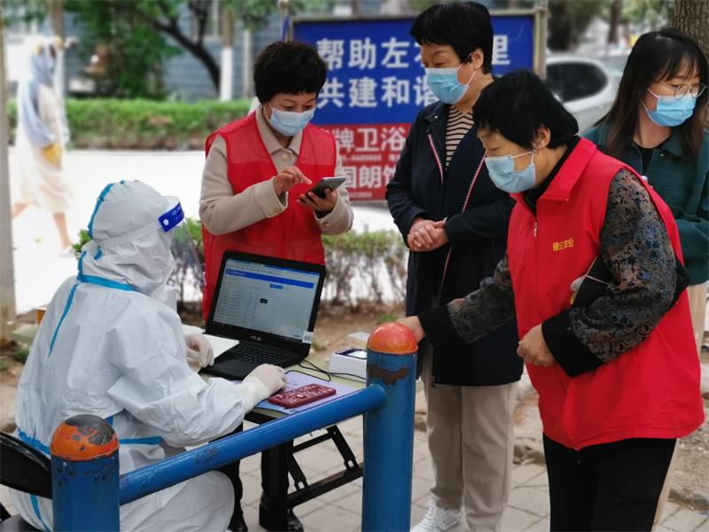 5月9日郑漯分公司代艳华在属地社区进行核酸检测志愿服务.jpg