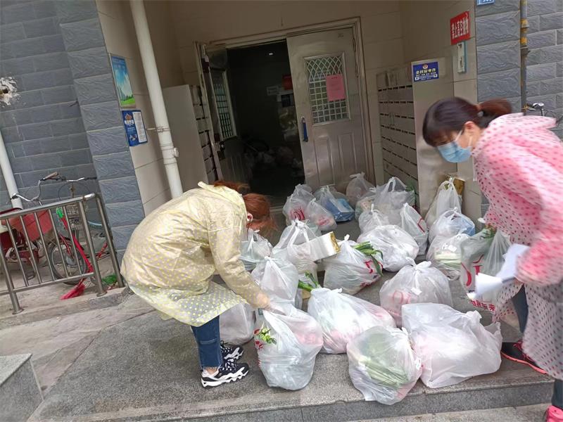 4.郑漯分公司李晓红为小区居民买菜、送菜.jpg